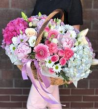 Цветочная композиция из Розы, Хризантемы, Пионы и Лизиантусы в корзине в Орлове Кировская область