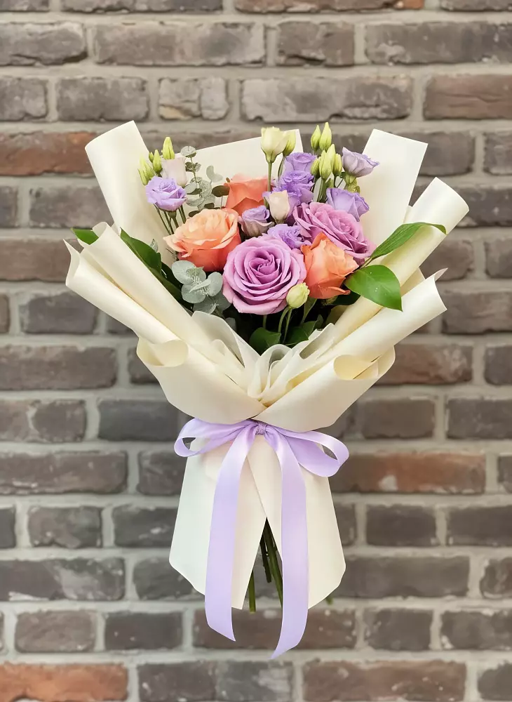 Букет цветов из: Лизиантусы и Розы в Орлове Кировская область