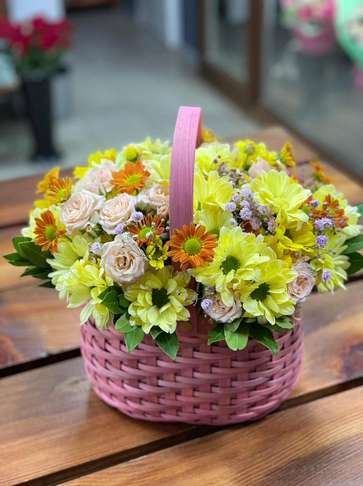Цветочная композиция из Хризантемы и Розы в корзине в Орлове Кировская область