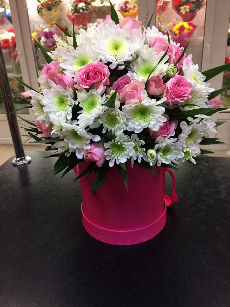 Цветочная композиция из Розы и Хризантемы в шляпной коробке в Орлове Кировская область