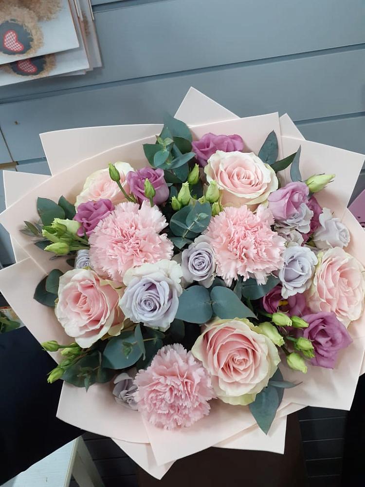 Букет цветов из: Розы, Гвоздики и Лизиантусы в Орлове Кировская область