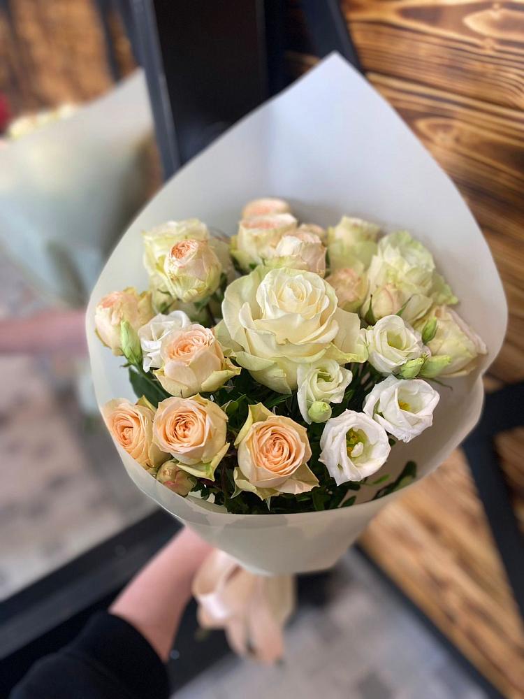 Букет цветов из: Розы и Лизиантусы в Орлове Кировская область